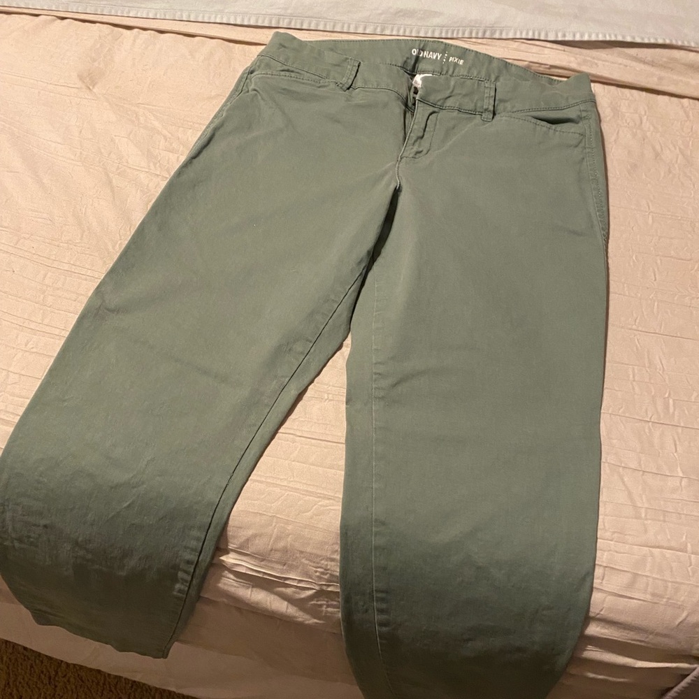 Old Navy size four pixie cut pants in olive green